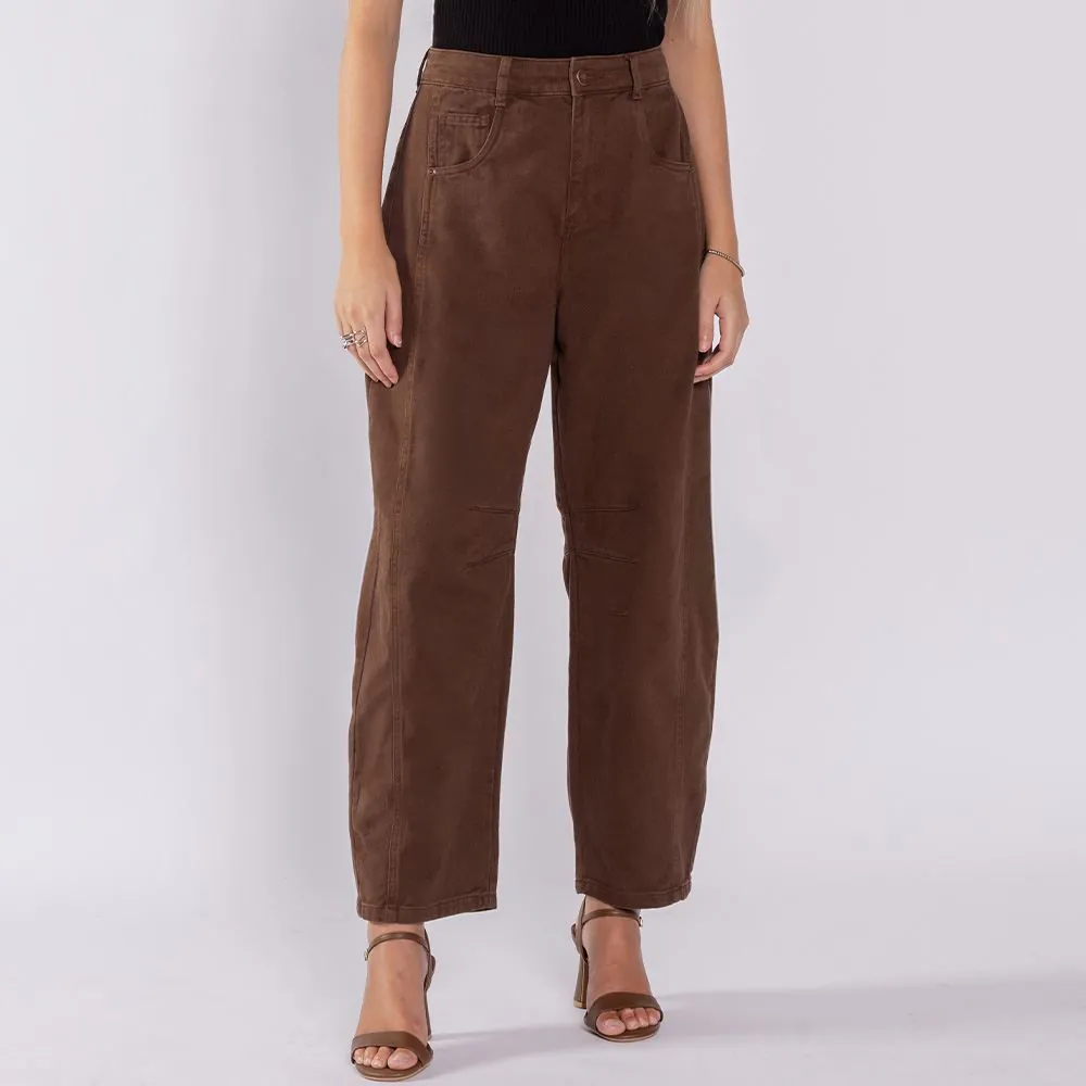Calça Feminina Barrel em Sarja Boby Blues Marrom
